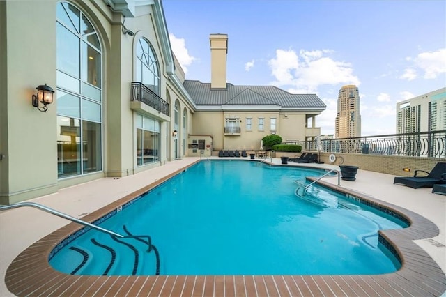 3334 Peachtree Rd NE Unit 608, Atlanta, GA 30326 - community pool with a patio