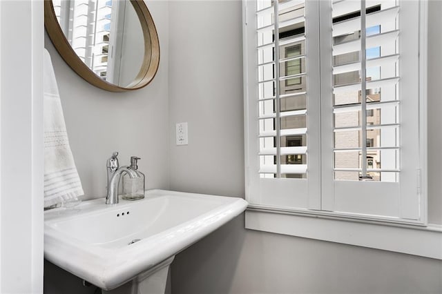 bathroom featuring sink