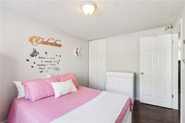 10475 Willow Meadow Cir, Alpharetta, GA 30022 - bedroom featuring dark wood-style flooring, a closet, and a textured ceiling