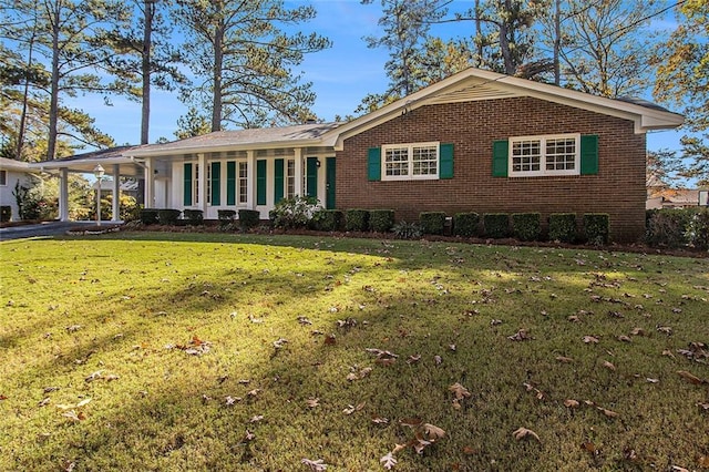 view of front facade with a front lawn