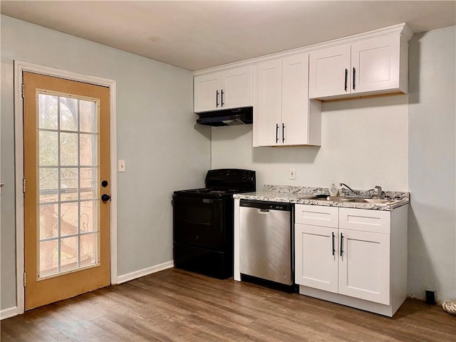 kitchen featuring a sink, under cabinet range hood, light wood-type flooring, black electric range, and dishwasher