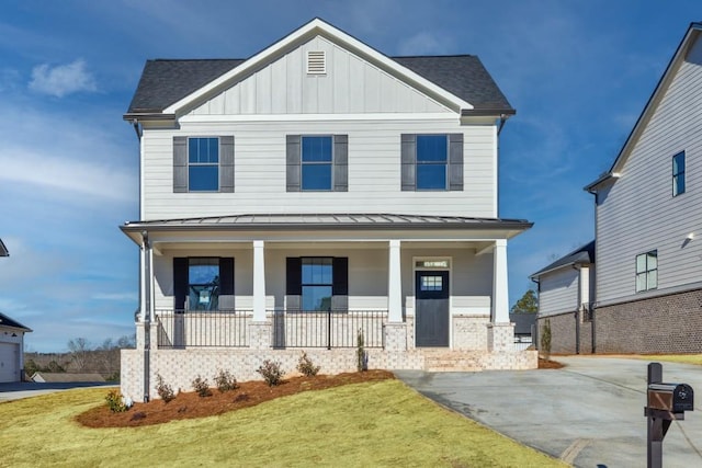 view of front of property featuring a front yard and a porch