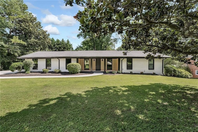 view of front of home featuring brick siding and a front yard