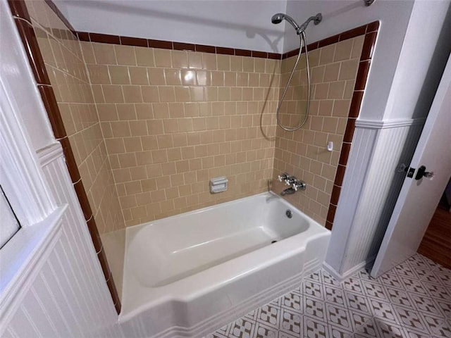 bathroom featuring tiled shower / bath