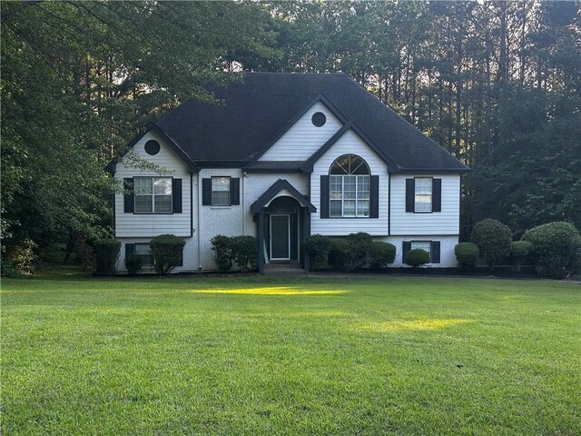 5022 Cliff Top Dr, Loganville, GA 30052 - split foyer home featuring a front lawn