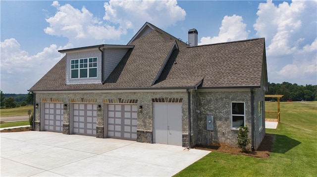 view of front of home featuring a garage and a front yard