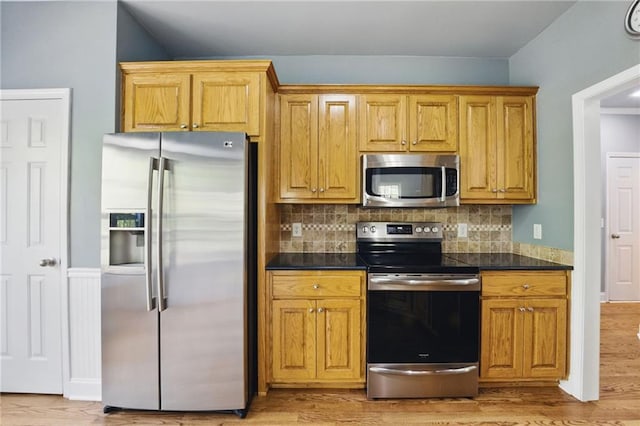 336 Toto Dr, Dawsonville, GA 30534 - kitchen featuring tasteful backsplash, stainless steel appliances, and light wood-type flooring