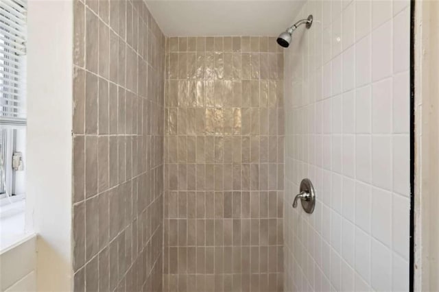 bathroom featuring tiled shower