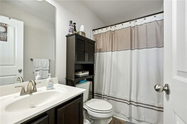 bathroom with toilet, a shower with curtain, and vanity