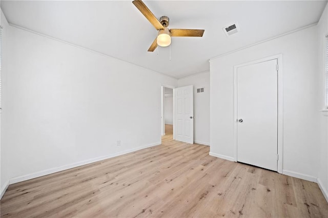 unfurnished bedroom with light wood-type flooring, a closet, and ceiling fan