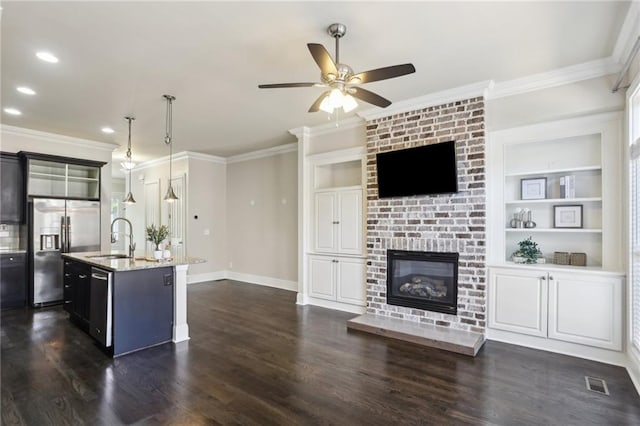 345 Alderwood Ln, Sandy Springs, GA 30328 - kitchen featuring stainless steel appliances, a sink, ceiling fan, crown molding, and open floor plan