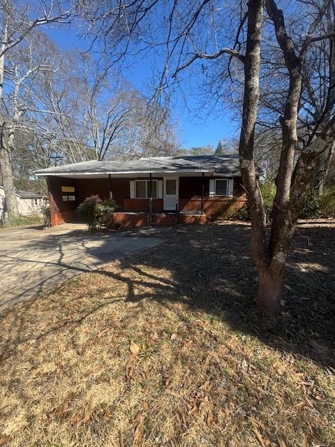 view of front of house featuring concrete driveway