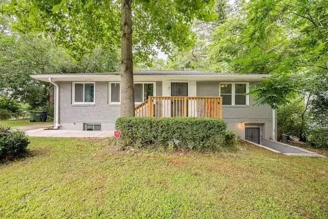 view of front of property featuring a front yard