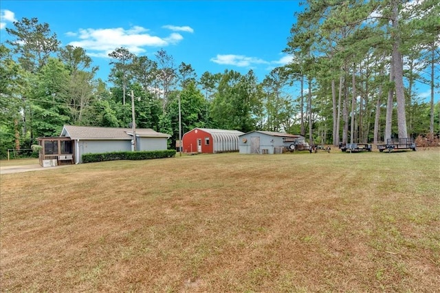 view of yard with an outbuilding