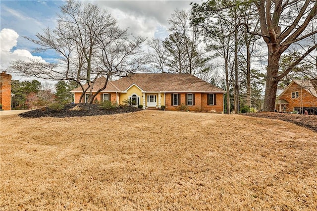 single story home featuring a front lawn