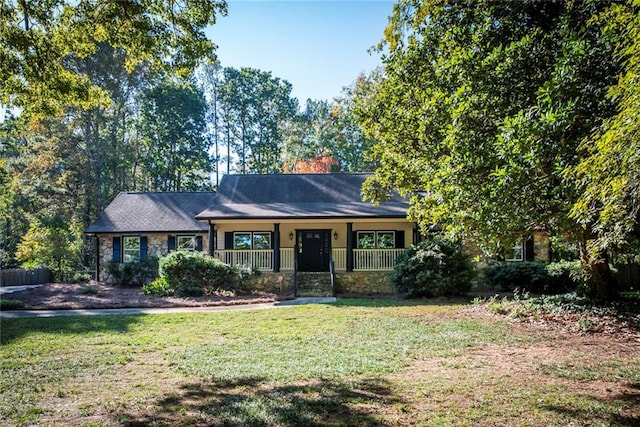 view of front of property featuring a porch and a front yard