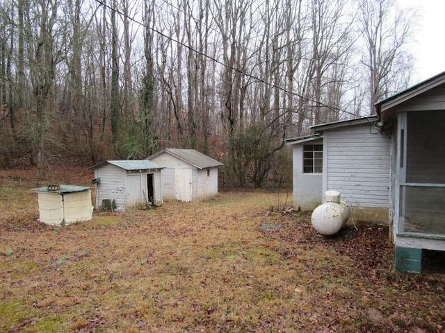 view of yard with a storage unit