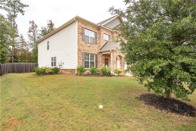 view of front of property featuring a front yard