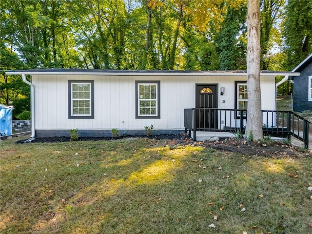 view of front of home featuring a front lawn