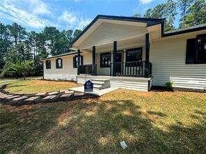 view of front of property featuring a front lawn and covered porch