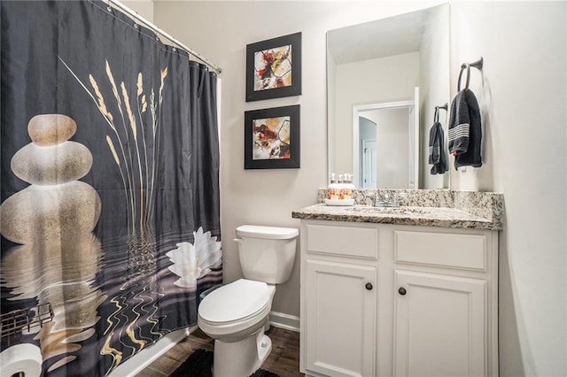 full bathroom featuring wood finished floors, toilet, vanity, a shower with curtain, and baseboards