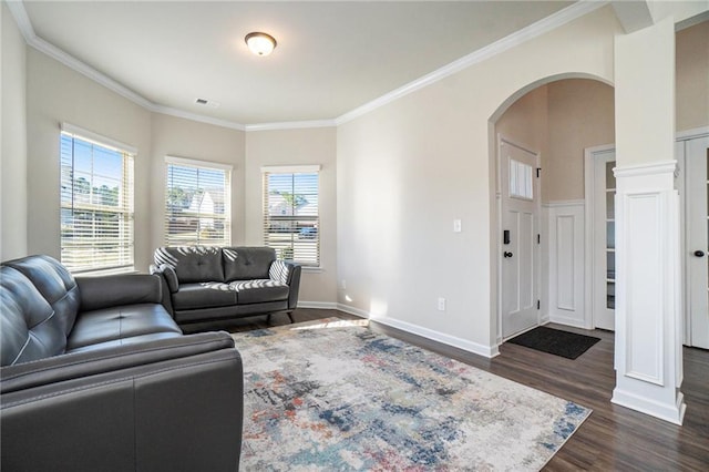 living room featuring visible vents, ornamental molding, arched walkways, baseboards, and dark wood-style flooring