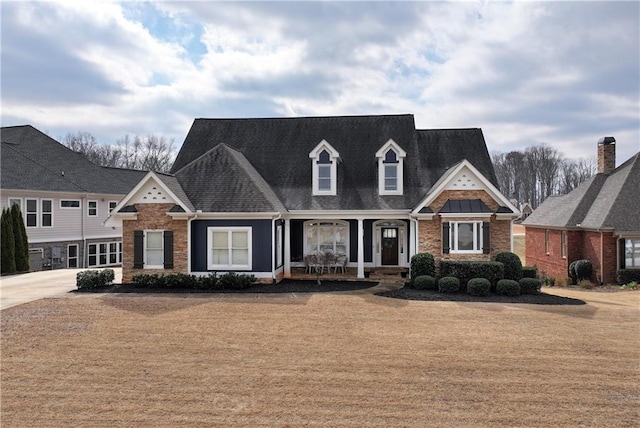 view of front facade featuring covered porch and a front lawn