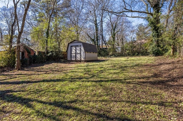 view of yard with an outbuilding and a storage unit