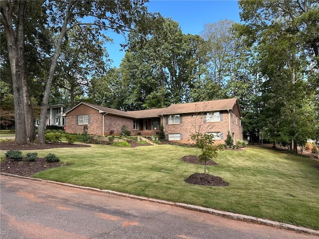 view of front of home featuring a front lawn