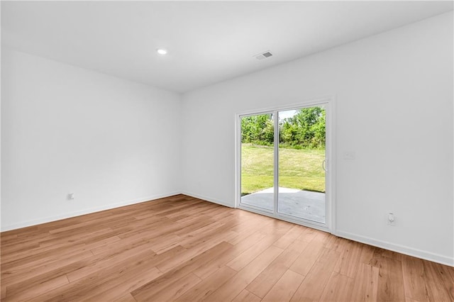 unfurnished room with light wood-type flooring, recessed lighting, baseboards, and visible vents