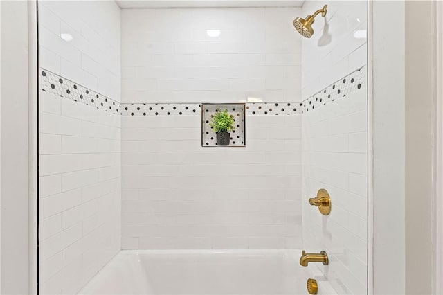 bathroom with bathtub / shower combination