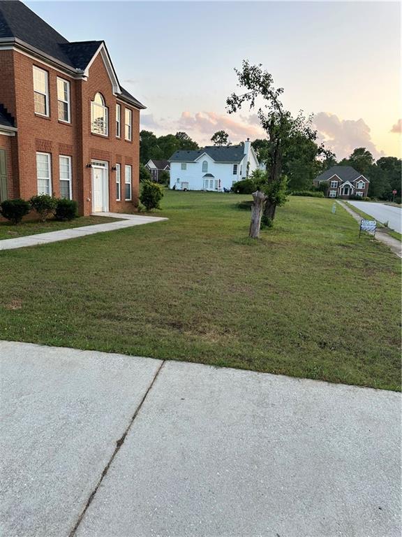 view of yard at dusk