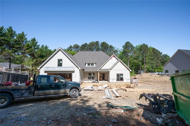 130 Cambridge Ct, Calhoun, GA 30701 - view of front facade with board and batten siding and a garage