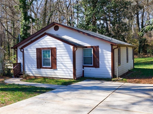 141 Nathan Rd, Atlanta, GA 30331 - bungalow-style house with a front lawn