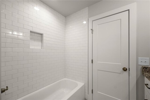 bathroom featuring tiled shower / bath