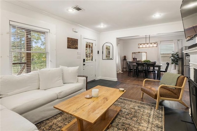 living room featuring baseboards, visible vents, dark wood finished floors, recessed lighting, and ornamental molding