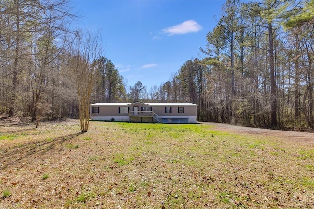 view of front of home featuring a front yard