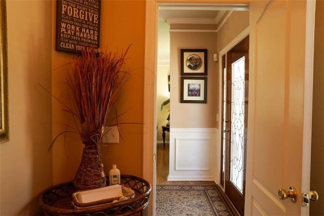 entryway featuring crown molding