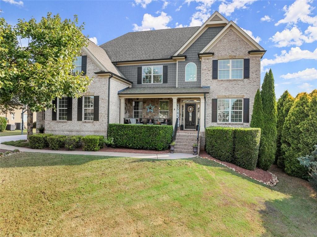 view of front of home featuring a front lawn and a porch