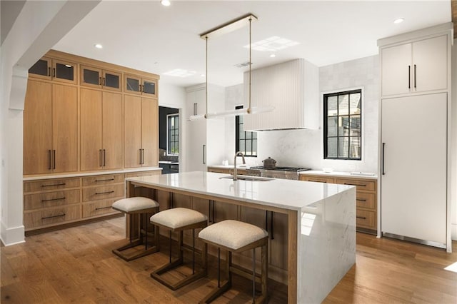 555 Orme Cir NE, Atlanta, GA 30306 - kitchen featuring a sink, an island with sink, light wood-style flooring, a kitchen breakfast bar, and recessed lighting