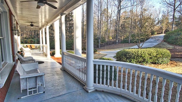 sunroom with ceiling fan