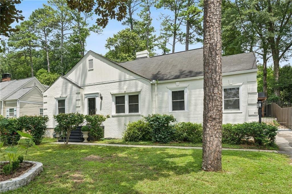 view of front of house with a front yard