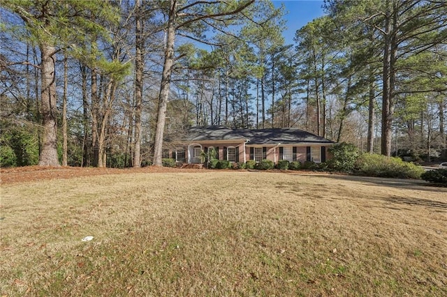 view of front of property featuring a front yard