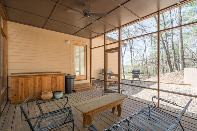 sunroom / solarium featuring a ceiling fan