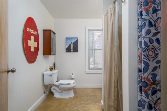 full bath featuring concrete flooring, toilet, baseboards, and a shower with curtain