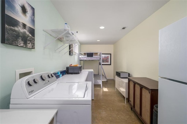 laundry area with laundry area, visible vents, recessed lighting, washing machine and clothes dryer, and baseboards