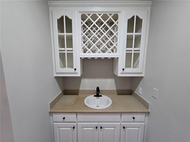 7910 Tintern Trce, Duluth, GA 30097 - bar featuring a sink