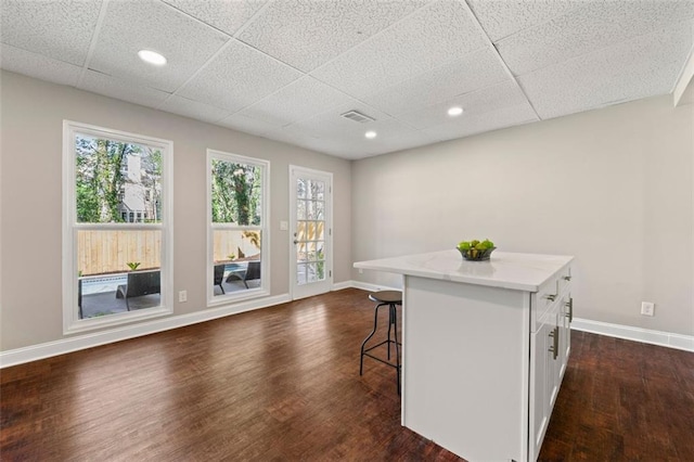 kitchen with a center island, visible vents, plenty of natural light, and a breakfast bar