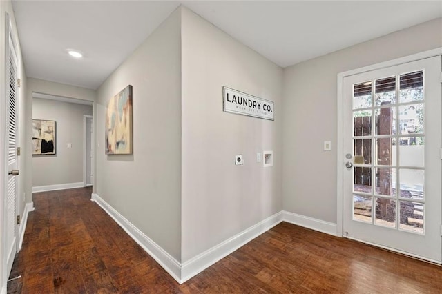 entryway with dark wood finished floors, recessed lighting, and baseboards