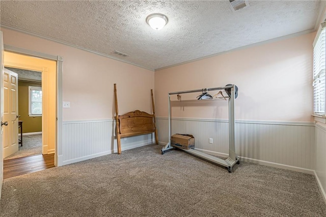 unfurnished bedroom featuring carpet flooring and a textured ceiling